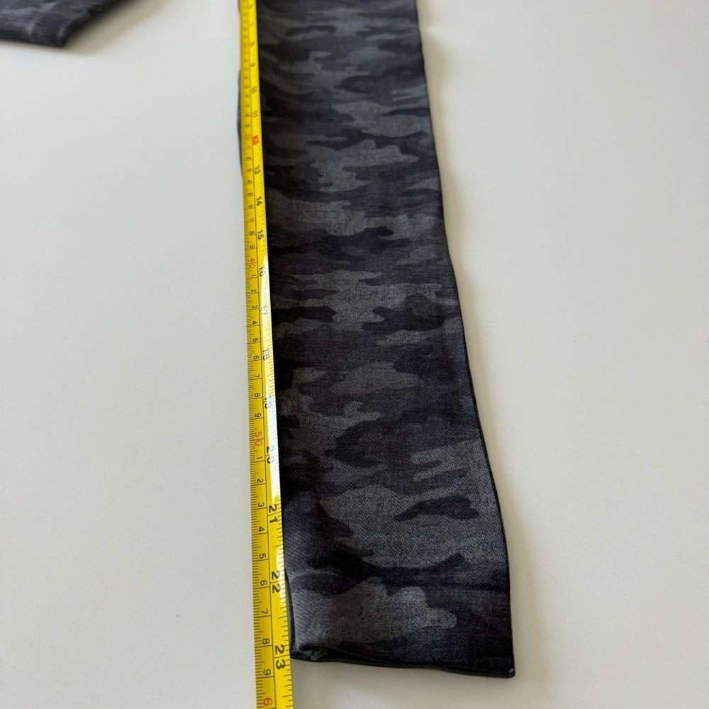 SPANX Look At Me Now Cropped Seamless Legging Sage Camo Grey Size Small - Picture 7 of 8